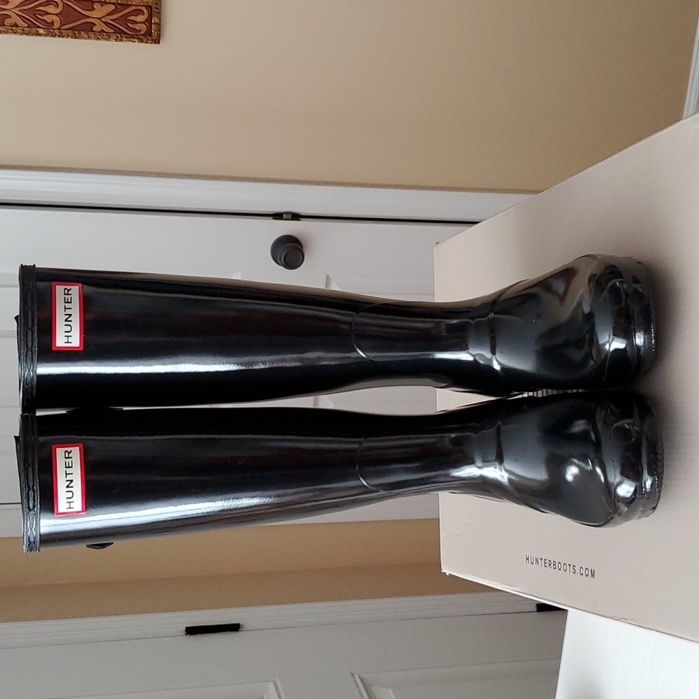 NWT Hunter rain boot glossy size 6